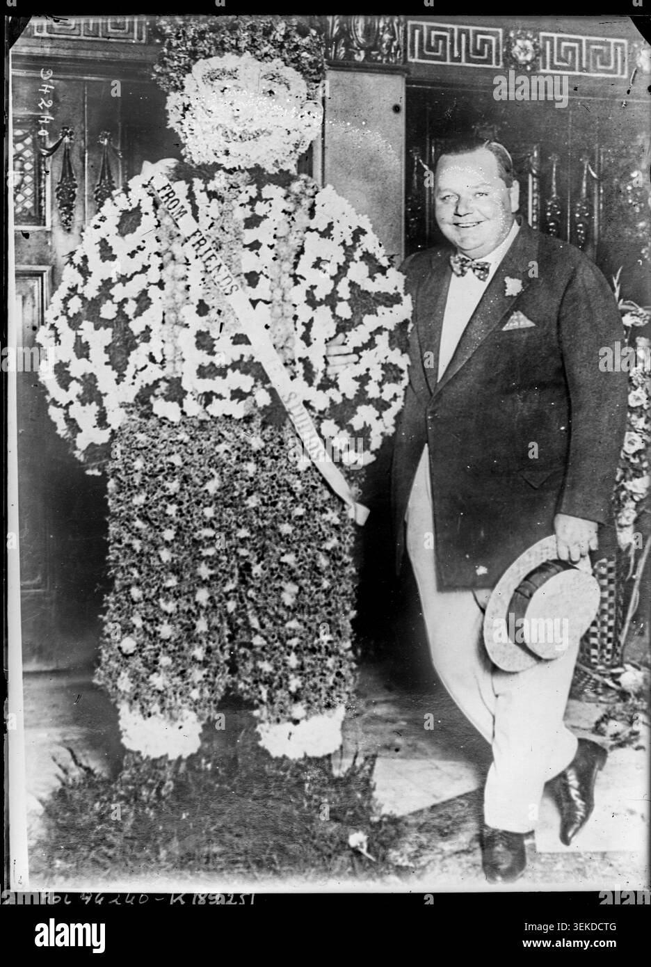 Roscoe Arbuckle posò con una statua floreale di se stesso a Los Angeles nel 1924. La fotografia di Agence Rol registra l'attore statunitense durante l'evento pubblicitario di Keystone in California. Foto Stock
