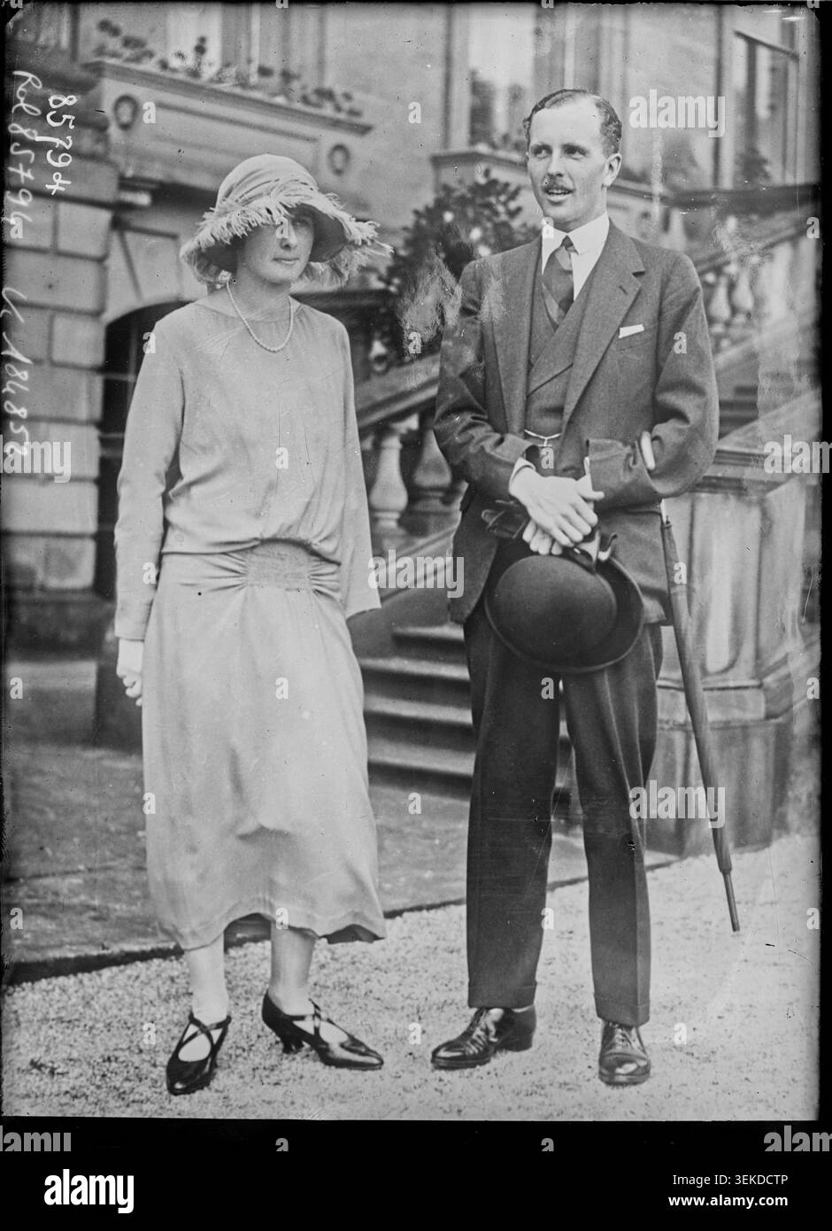Lady Rachel Cavendish e il capitano James Gray Stuart appaiono ad una festa in giardino a Chatsworth House nel Derbyshire in una fotografia stampata monocromatica datata 3 agosto 1923, registrata come un ritratto collettivo durante il periodo tra le due guerre. Foto Stock