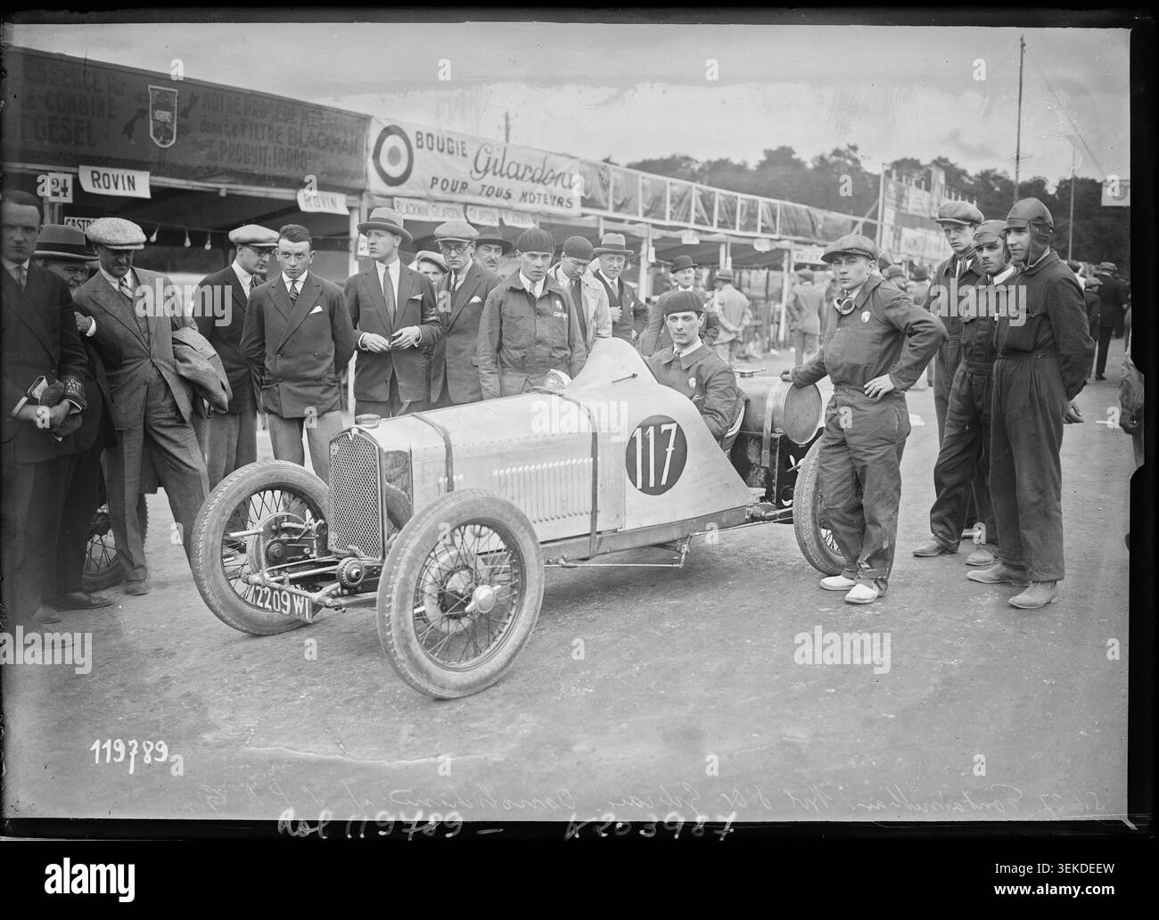 Osnobichine appare su un'auto da corsa S.P.A.G. in una fotografia della Agence Rol del 1927 scattata durante l'evento ciclistico Bol d'Or vicino alla foresta di Fontainebleau. L'immagine monocromatica registra un concorrente che partecipa alle corse automobilistiche tra le due guerre. Foto Stock