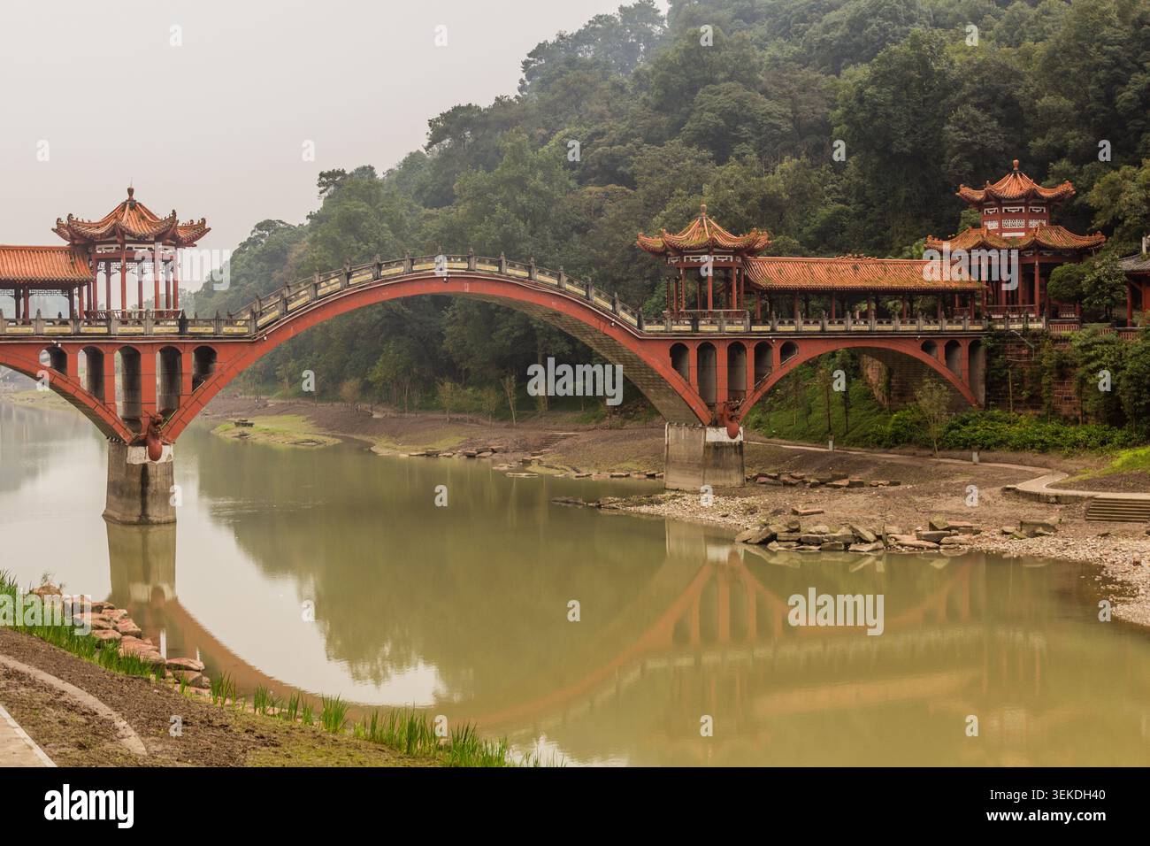 Ponte pedonale vicino all'area panoramica del Buddha gigante a Leshan, provincia del Sichuan, Cina Foto Stock