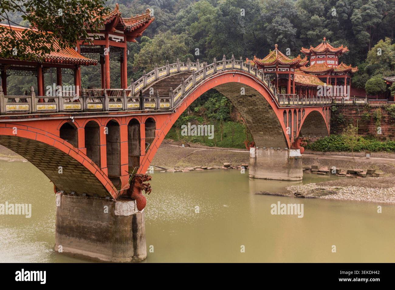 Ponte pedonale vicino all'area panoramica del Buddha gigante a Leshan, provincia del Sichuan, Cina Foto Stock