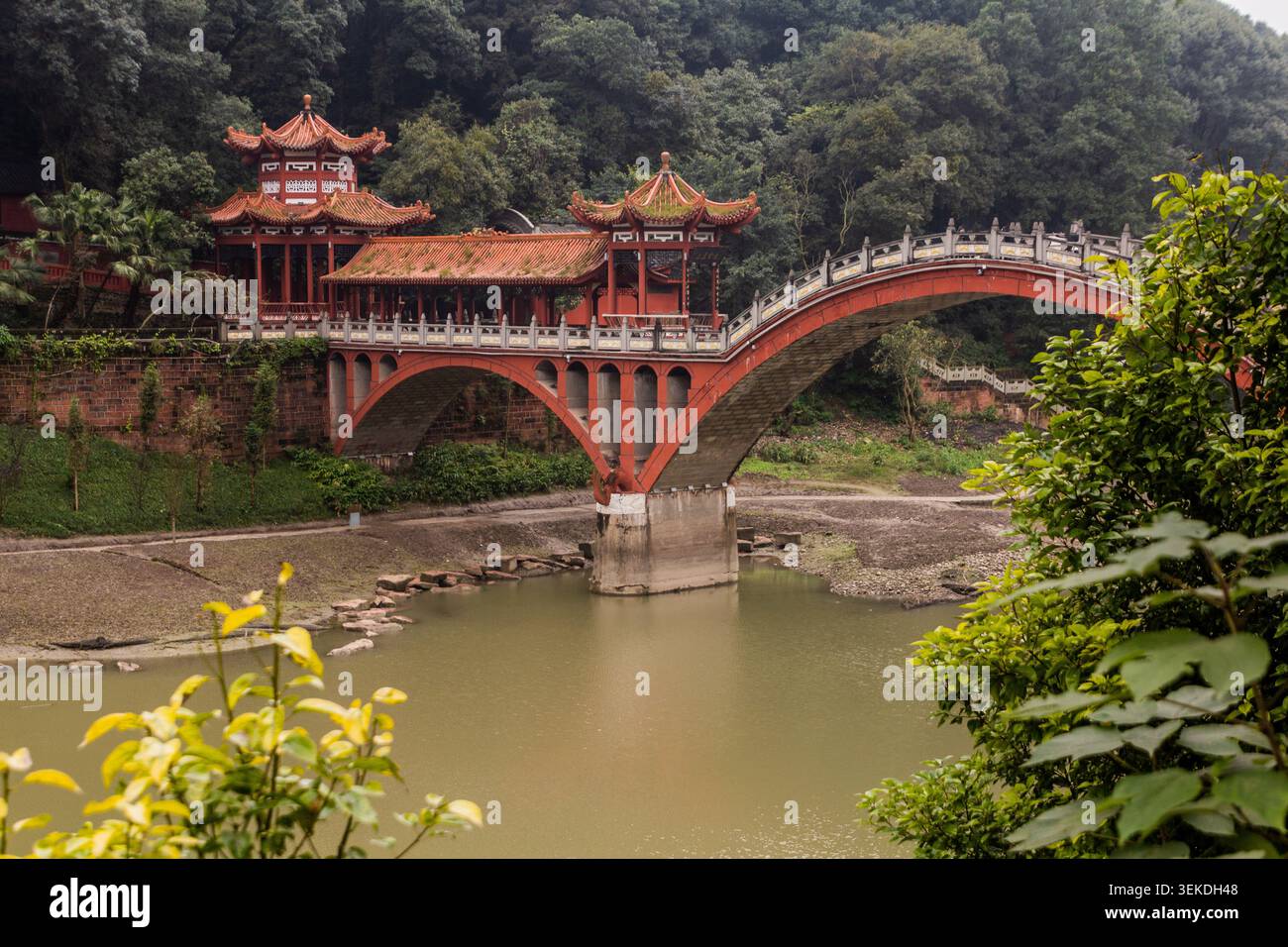 Ponte pedonale vicino all'area panoramica del Buddha gigante a Leshan, provincia del Sichuan, Cina Foto Stock