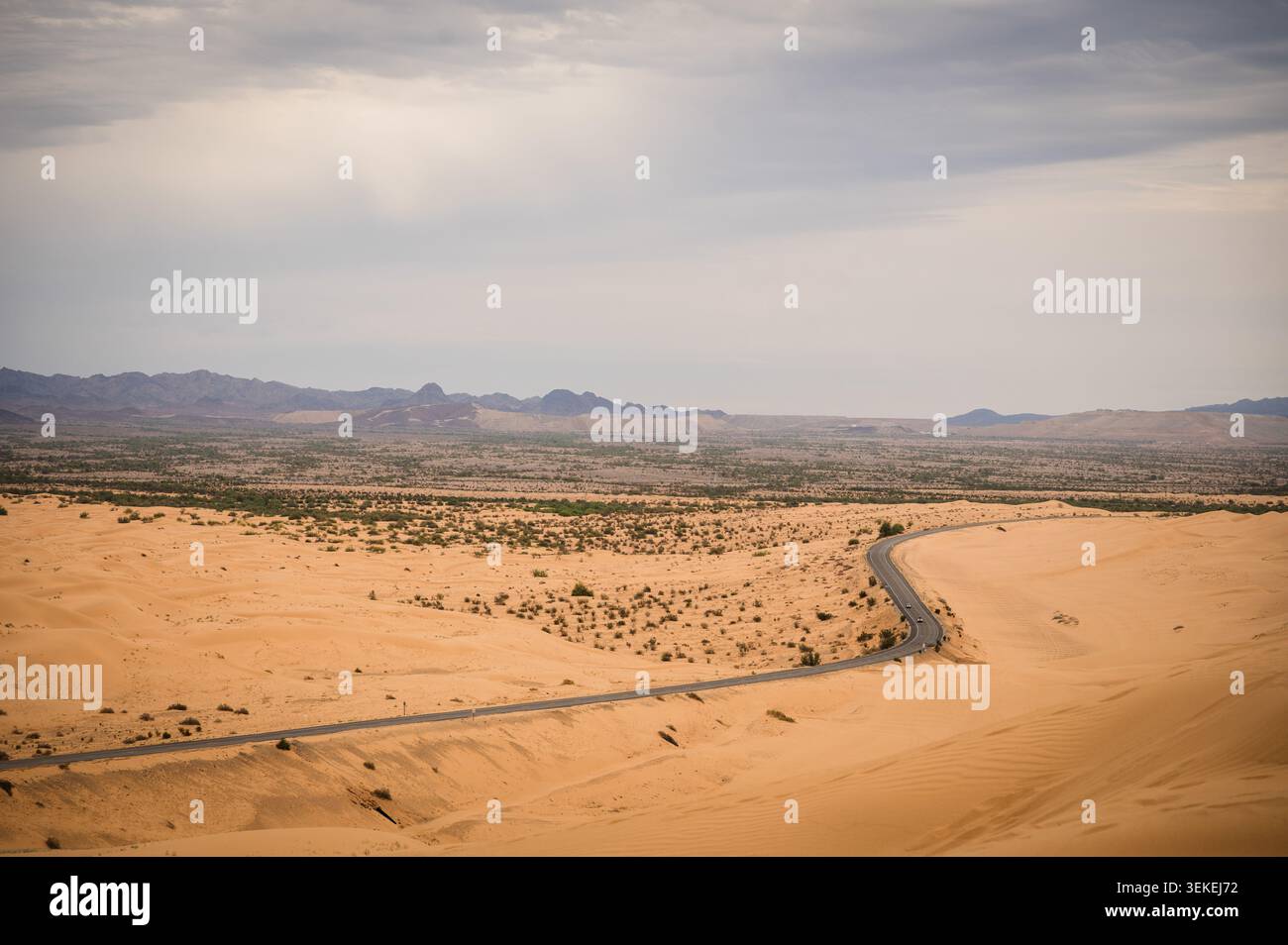 La California Highway 78, la Ben Hulse Highway, si snoda attraverso le Imperial Sand Dunes, o Algodones Dunes, nel sud-est della California. STATI UNITI. Foto Stock