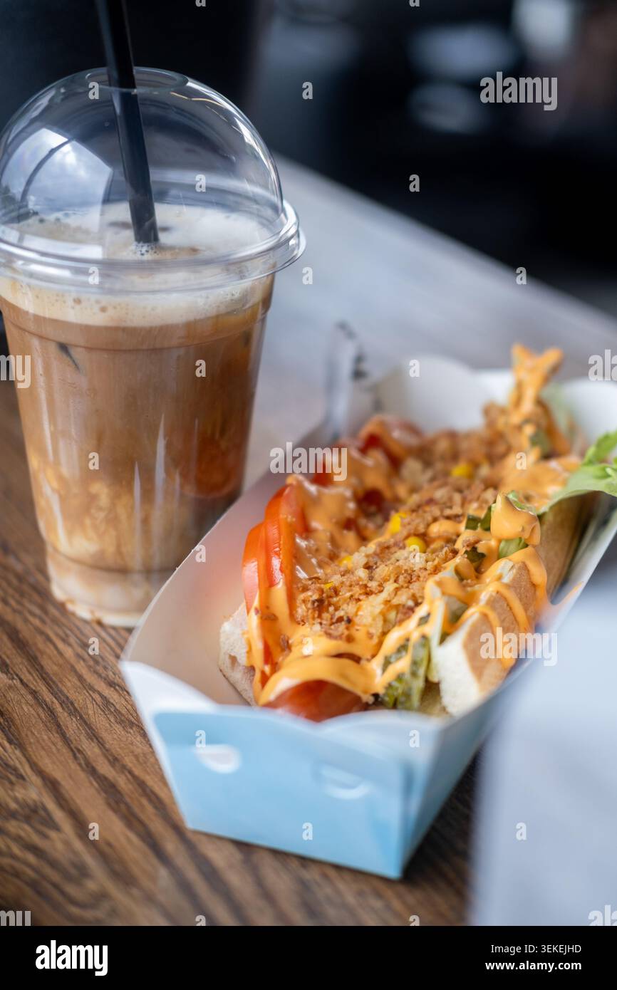 Tazza da asporto per hot dog con caffè ghiacciato per fast food Foto Stock