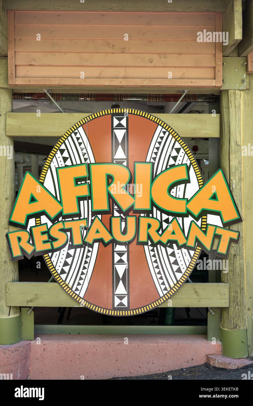 Toronto, Canada - 31 maggio 2026: Insegna d'ingresso al ristorante Africa con motivi tribali Foto Stock
