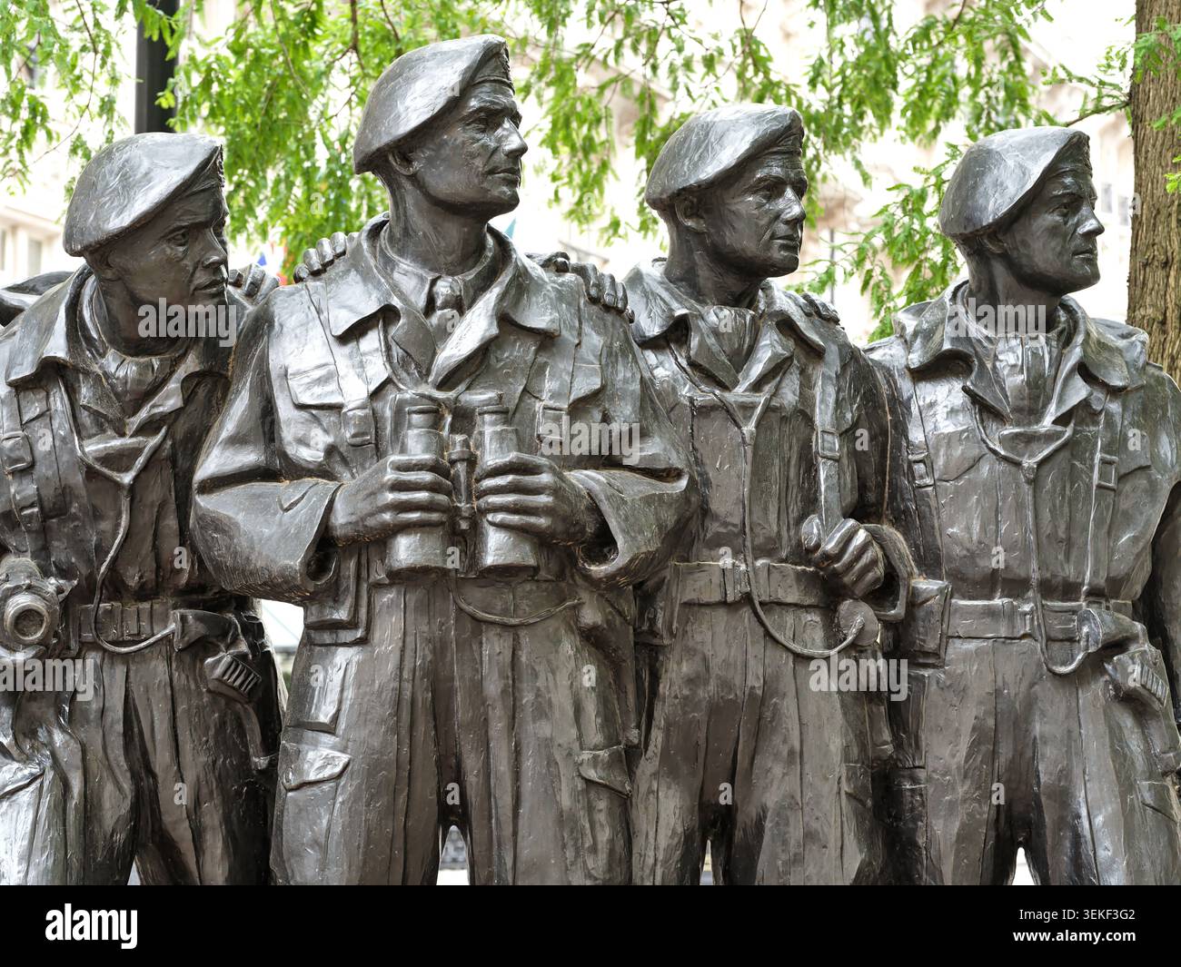 Crew of the Royal Tank Regiment, una scultura commemorativa di Vivien Mallock, Londra, Inghilterra. Foto Stock