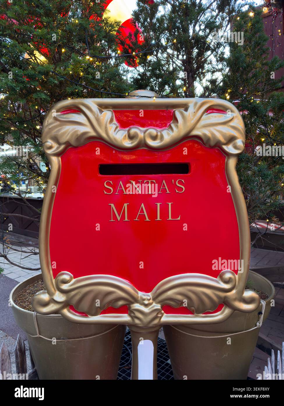 Babbo Natale mail Red Christmas Mailbox in ambientazione festiva Foto Stock