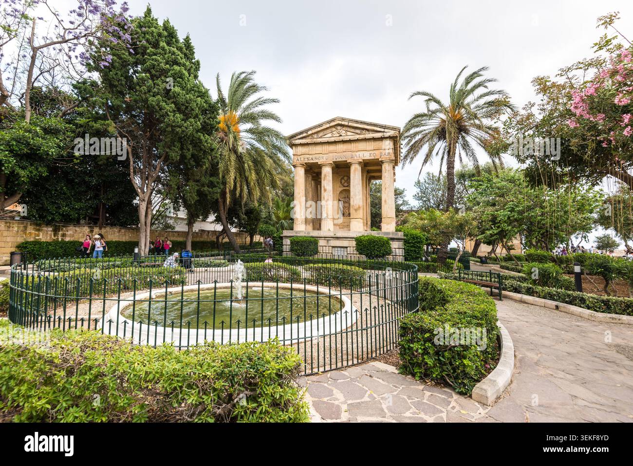 La Valletta, Malta - 16 maggio 2025: Giardini Barrakka inferiori con il monumento neoclassico dedicato a Sir Alexander Ball, circondati da palme e la Foto Stock