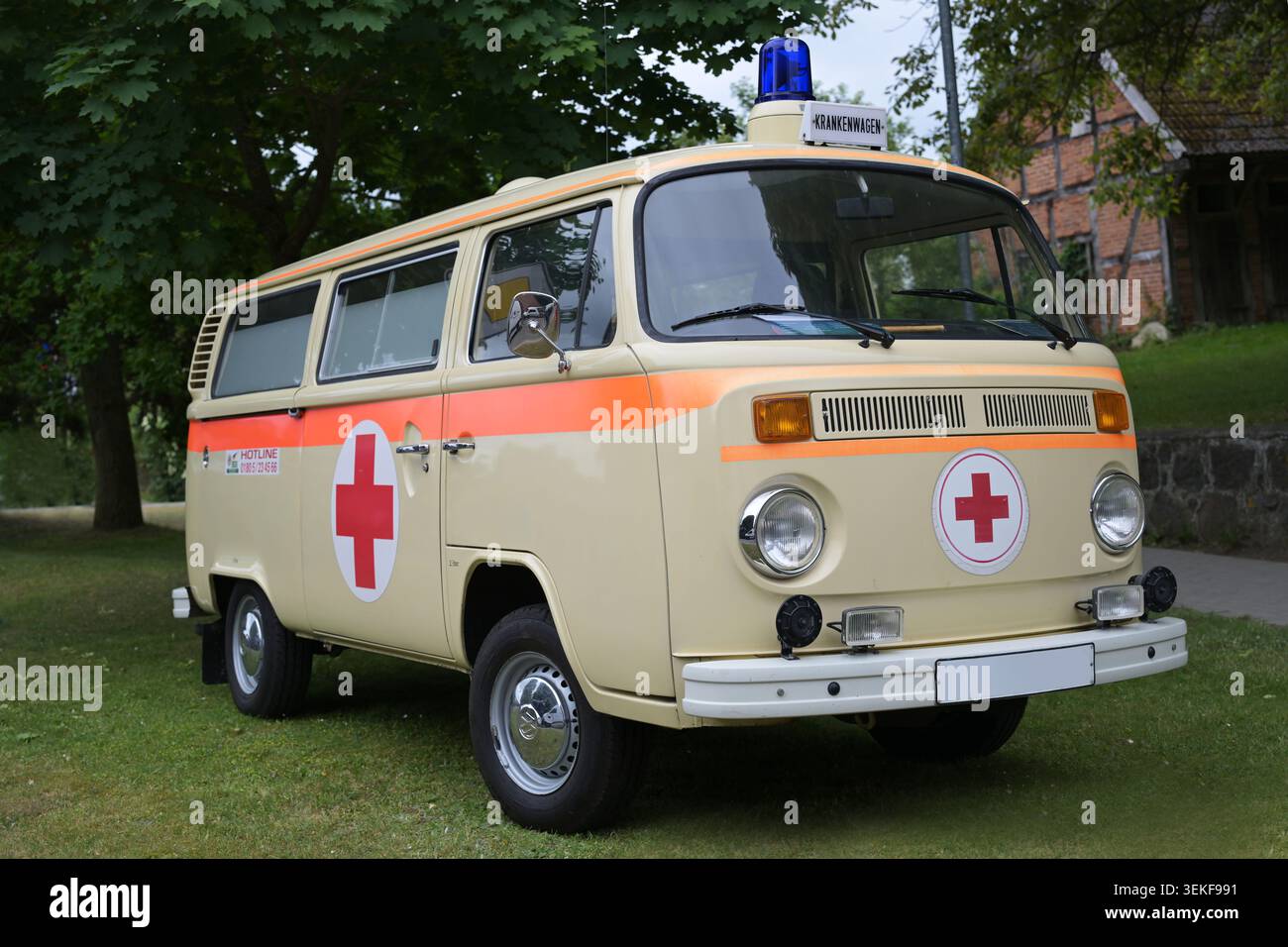 Schlagsdorf, Germania, 31 maggio 2026: Storica ambulanza della Croce Rossa in un autobus VW d'epoca, in mostra ad un evento del festival, focus selezionato, profondità ridotta di Foto Stock