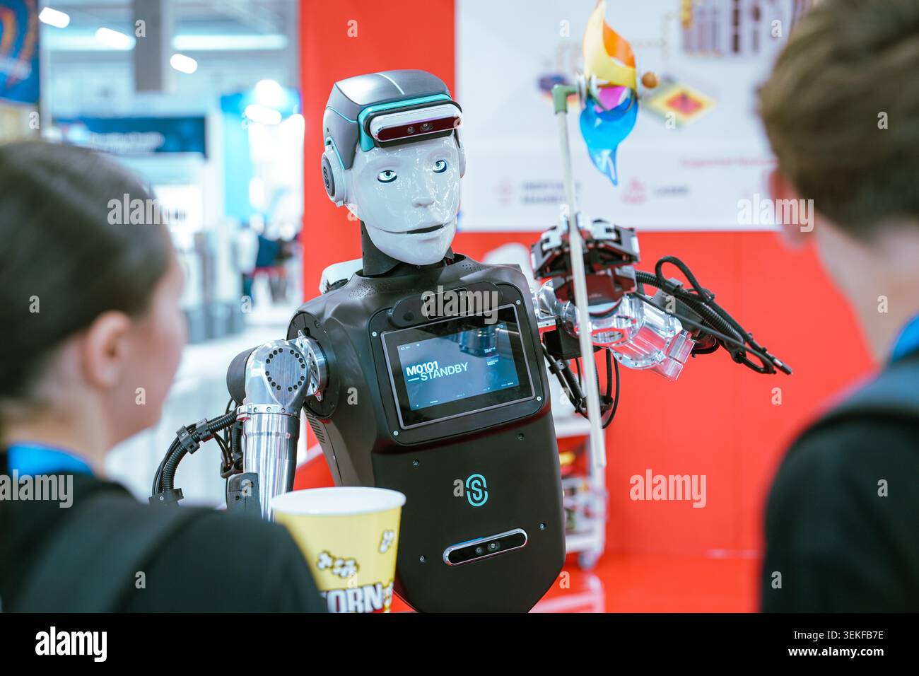 Un robot umanoide avanzato durante una dimostrazione pubblica in una mostra sulla tecnologia industriale. Foto Stock