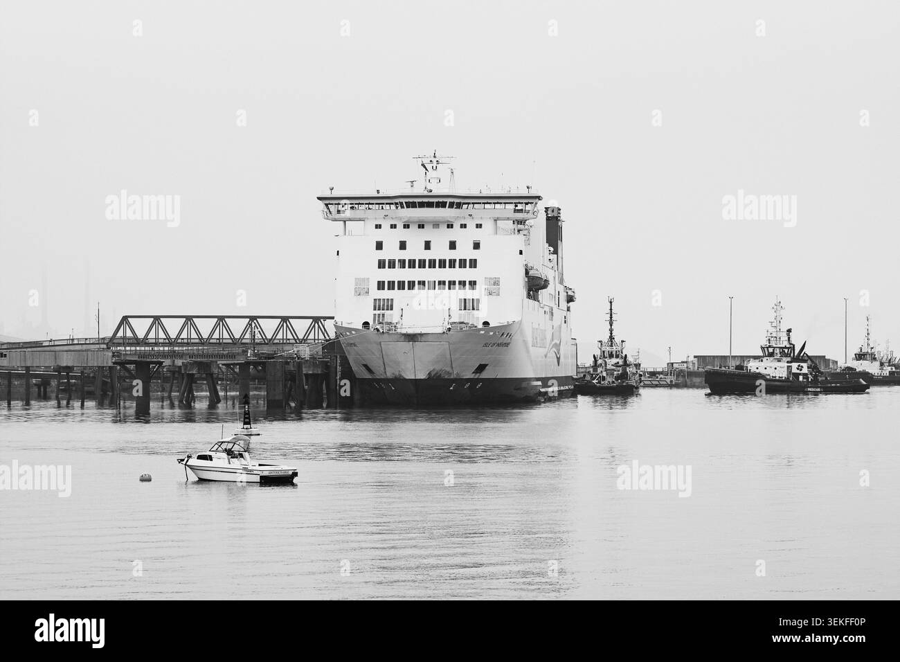 Il traghetto ro-ro, l'isola di Inishmore, attraccò al porto di Pembroke. Contrapposto alla nave Irish Ferries c'è una piccola imbarcazione da diporto e diversi rimorchiatori. Foto Stock