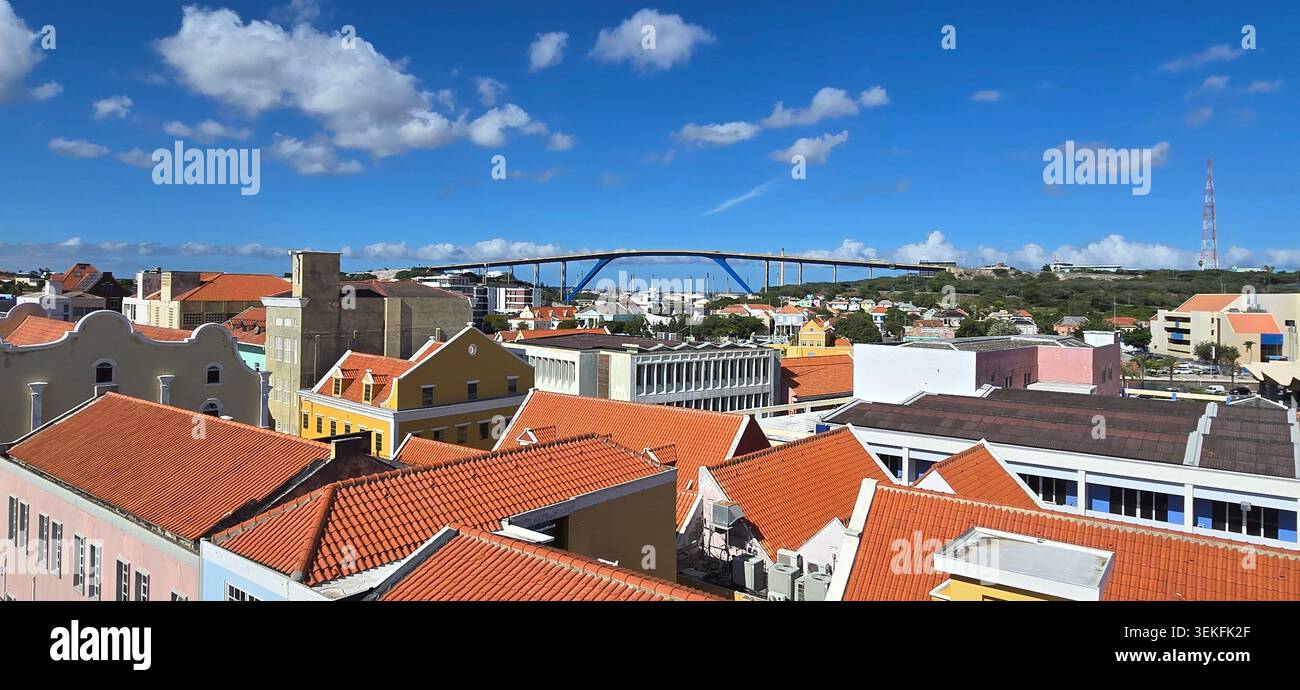 Tetti colorati di Willemstad, CuraCao, con il Ponte della Regina Giuliana che sorge sopra lo storico paesaggio caraibico. - Immagine stock catturata con smartphone