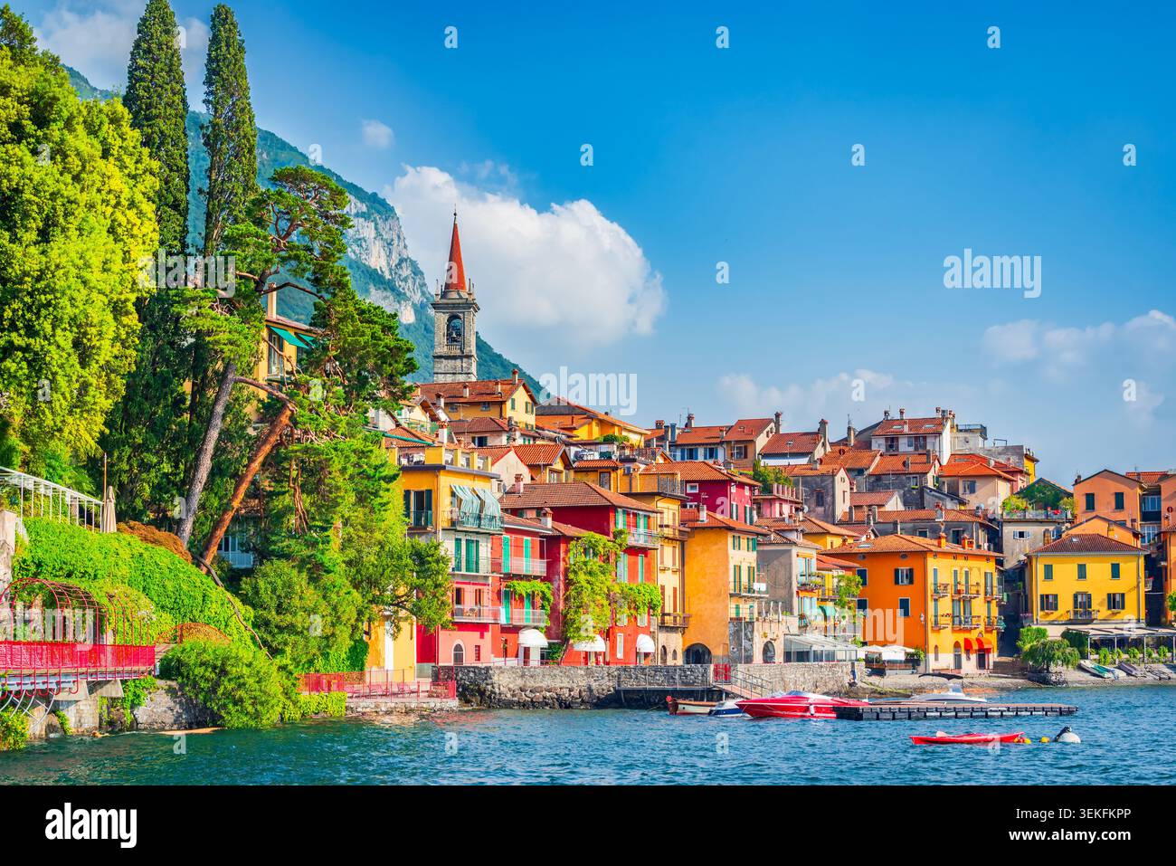 Varenna, Italia. Iconico villaggio colorato sul Lago di Como, laghi lombardi Foto Stock