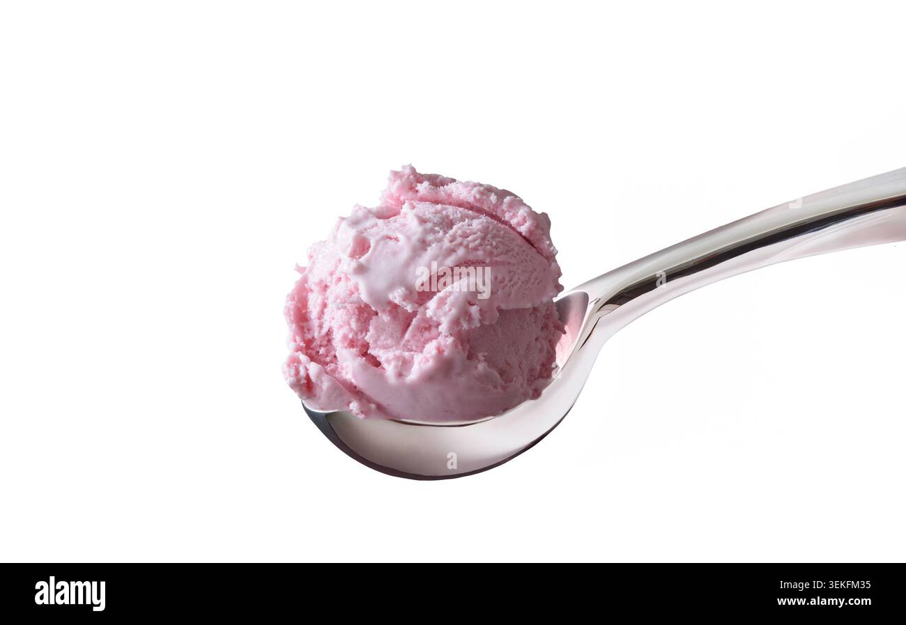 Primo piano del gelato alla fragola rosa su un cucchiaio metallico isolato su uno sfondo bianco con luce soffusa e consistenza cremosa. Foto Stock