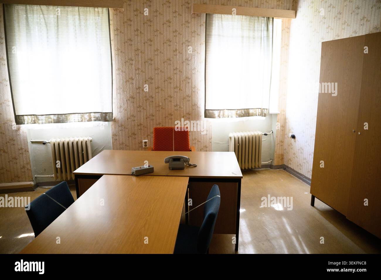 Berlino, Germania. 2 giugno 2026. Una sala interrogatori al memoriale di Berlino-Hohenschönhausen. Il memoriale sul sito dell'ex carcere centrale di detenzione del Ministero della sicurezza dello Stato della RDT (Stasi) nel distretto di Berlino di Lichtenberg commemora la storia della repressione politica durante la tirannia comunista. Crediti: Bernd von Jutrczenka/dpa/Alamy Live News Foto Stock