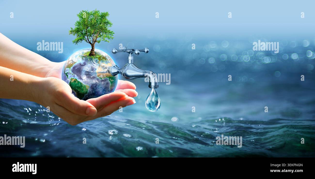 Giornata della Terra - mani che tengono la Terra con rubinetto e goccia d'acqua nel Mar Blu con luci sfocate - concetto di ambiente oceanico - contengono rendering 3d - elem Foto Stock