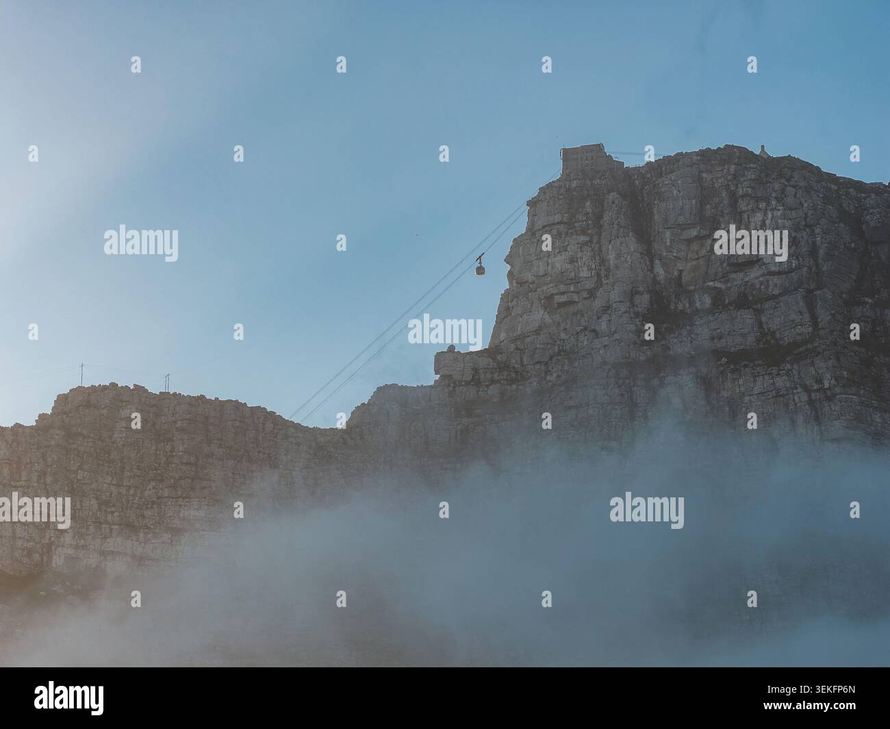 Vista aerea delle scogliere di Table Mountain e della funivia di città del Capo Foto Stock