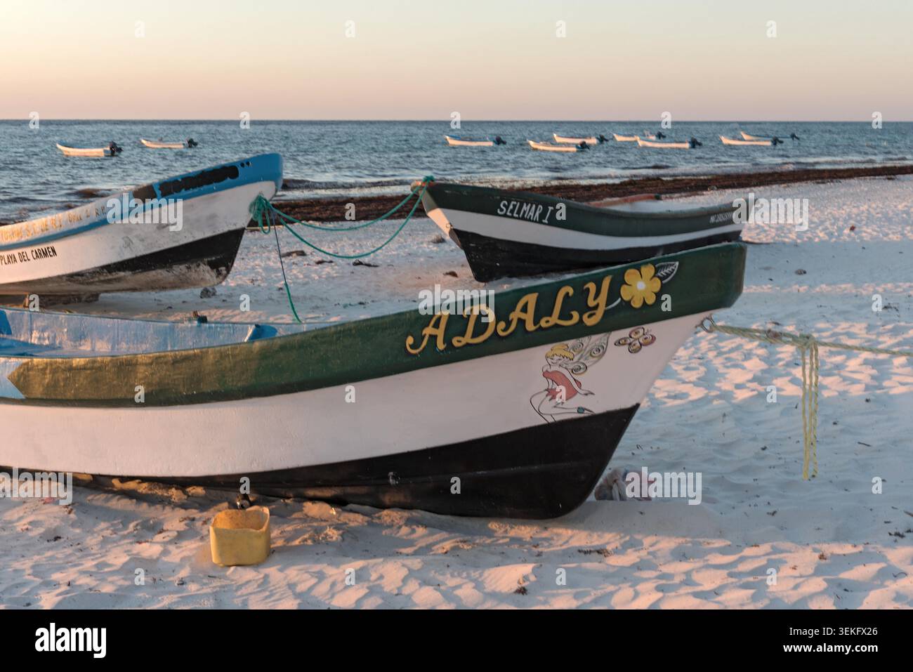Barche da pesca a sunrise a playa isole Pescadores in tulum messico Foto Stock