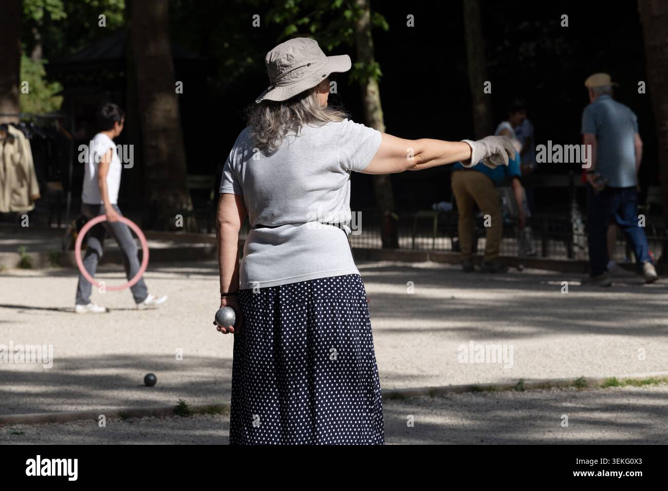 Donna suona la pétanque nel Jardin du Luxembourg di Parigi. Foto Stock