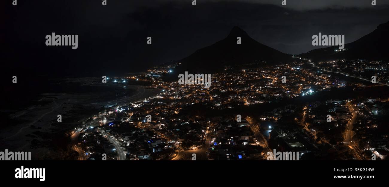 Panorama notturno aereo della costa atlantica di città del Capo e Lion's Head Foto Stock