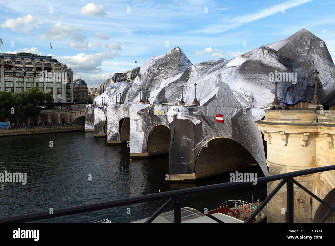 Il Pont Neuf a Parigi, Francia, coperto da un'installazione monumentale in stile Christo sulla Senna. Foto Stock