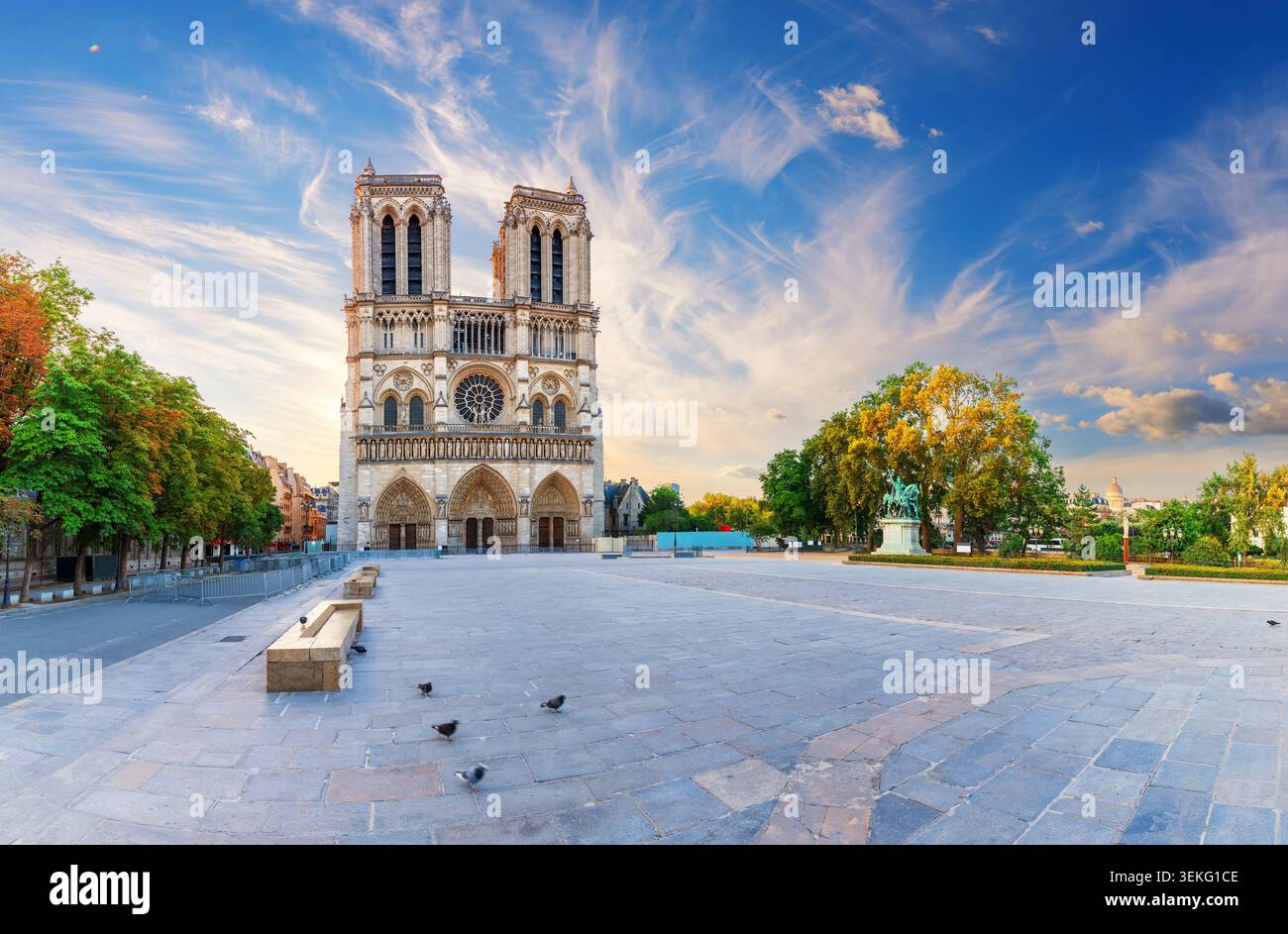 Splendido panorama di Parigi della Cattedrale di Notre Dame al tramonto senza persone. Splendida architettura urbana serale e fiume Senna senza persone durante il viaggio Foto Stock