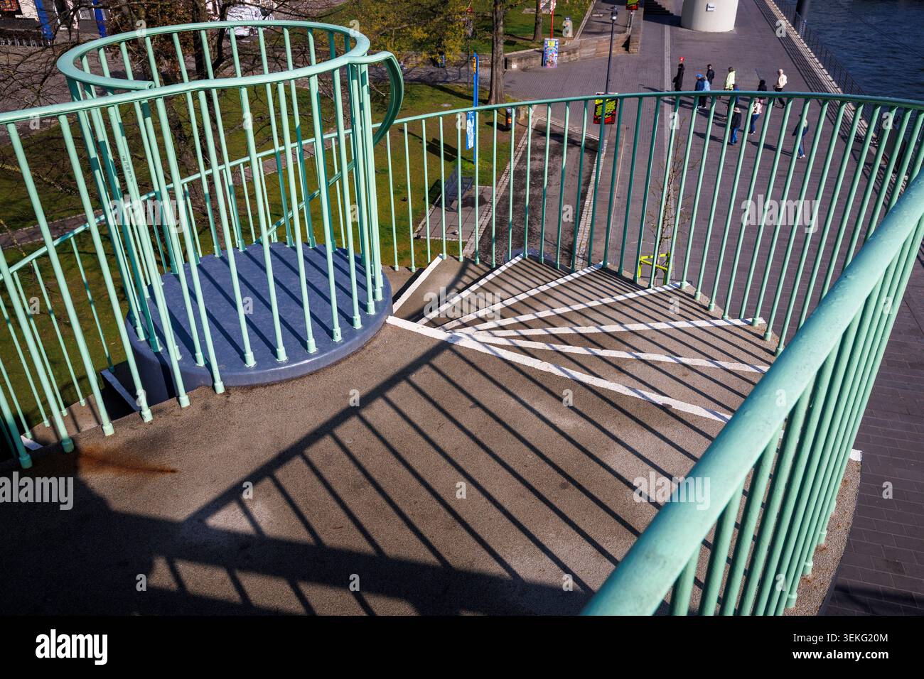 Scala a chiocciola del ponte Deutzer sul Reno, Colonia, Germania. Wendeltreppe der Deutzer Bruecke ueber den Rhein, Koeln, Deutschland. Foto Stock