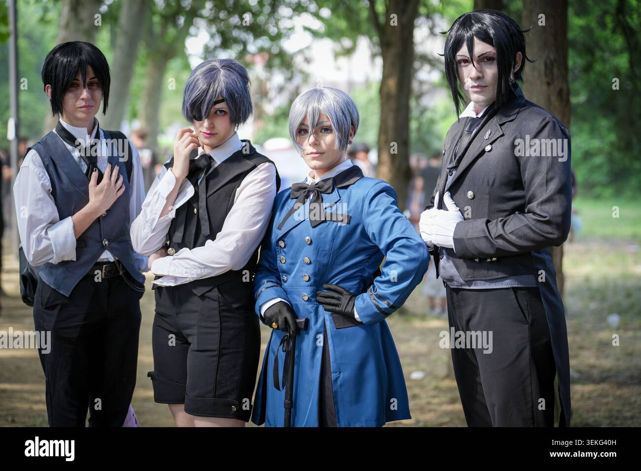 Un ritratto di gruppo di quattro cosplayer vestiti come personaggi dell'anime Black Butler, che si posa in un formale abito in stile vittoriano durante un pub all'aperto Foto Stock