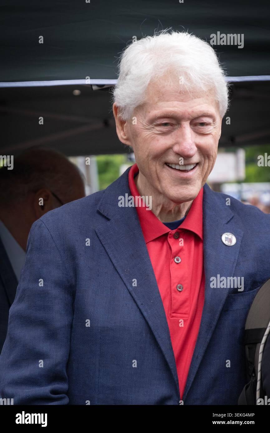 Foto testa e spalle dell'ex presidente Bill Clinton alla Memorial Day Parade del 2026 a Chappaqua, Westchester, New York. Foto Stock