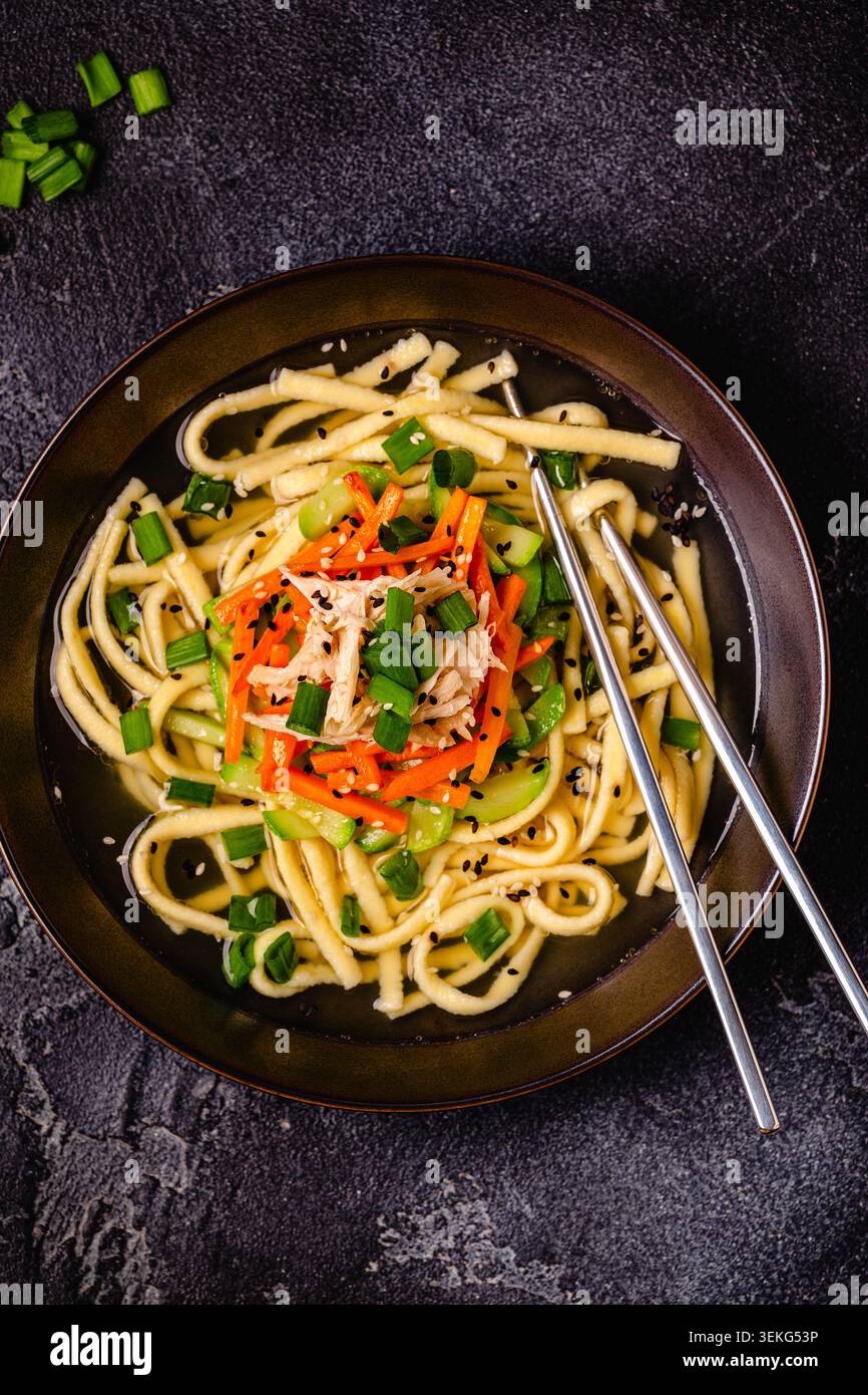 Tradizionale zuppa di pollo coreana con spaghetti fatti in casa (kalguksu). Foto Stock