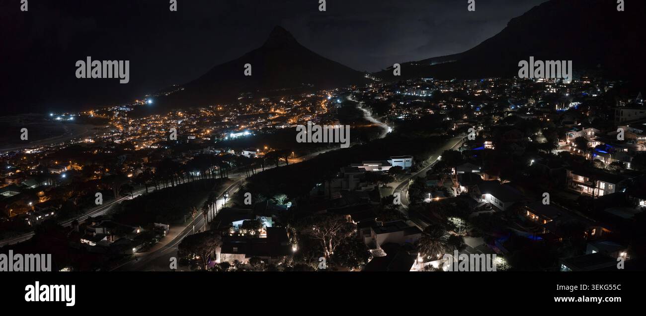 Panorama notturno aereo di città del Capo con la testa del Leone e la costa Foto Stock