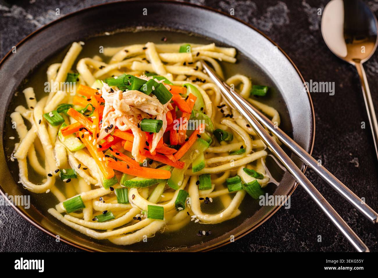 Tradizionale zuppa di pollo coreana con spaghetti fatti in casa (kalguksu). Foto Stock