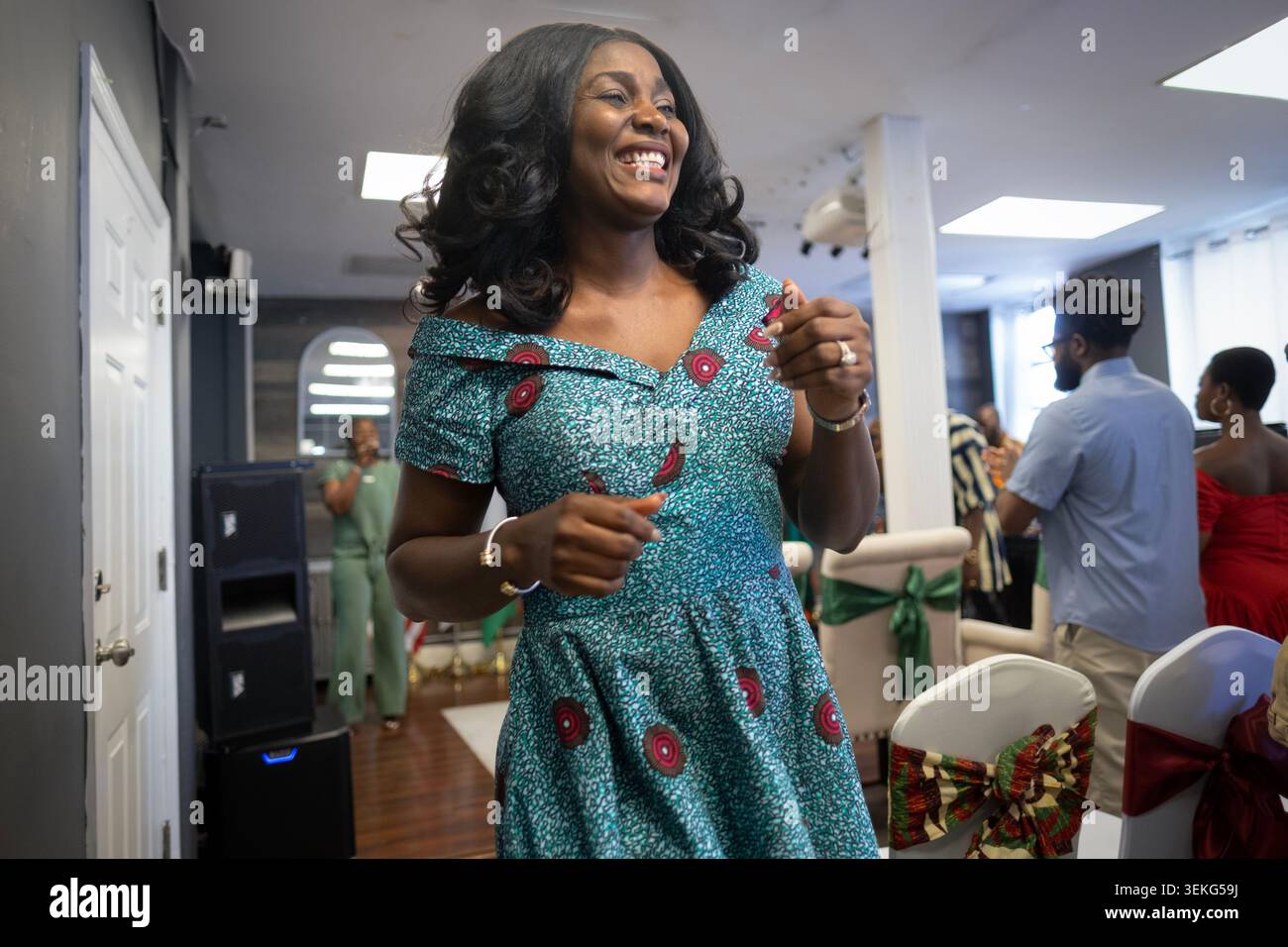Una bella donna del Ghana adora con gioia la Christ Apostolic Church di Mount Vernon, Westchester, New York. Foto Stock