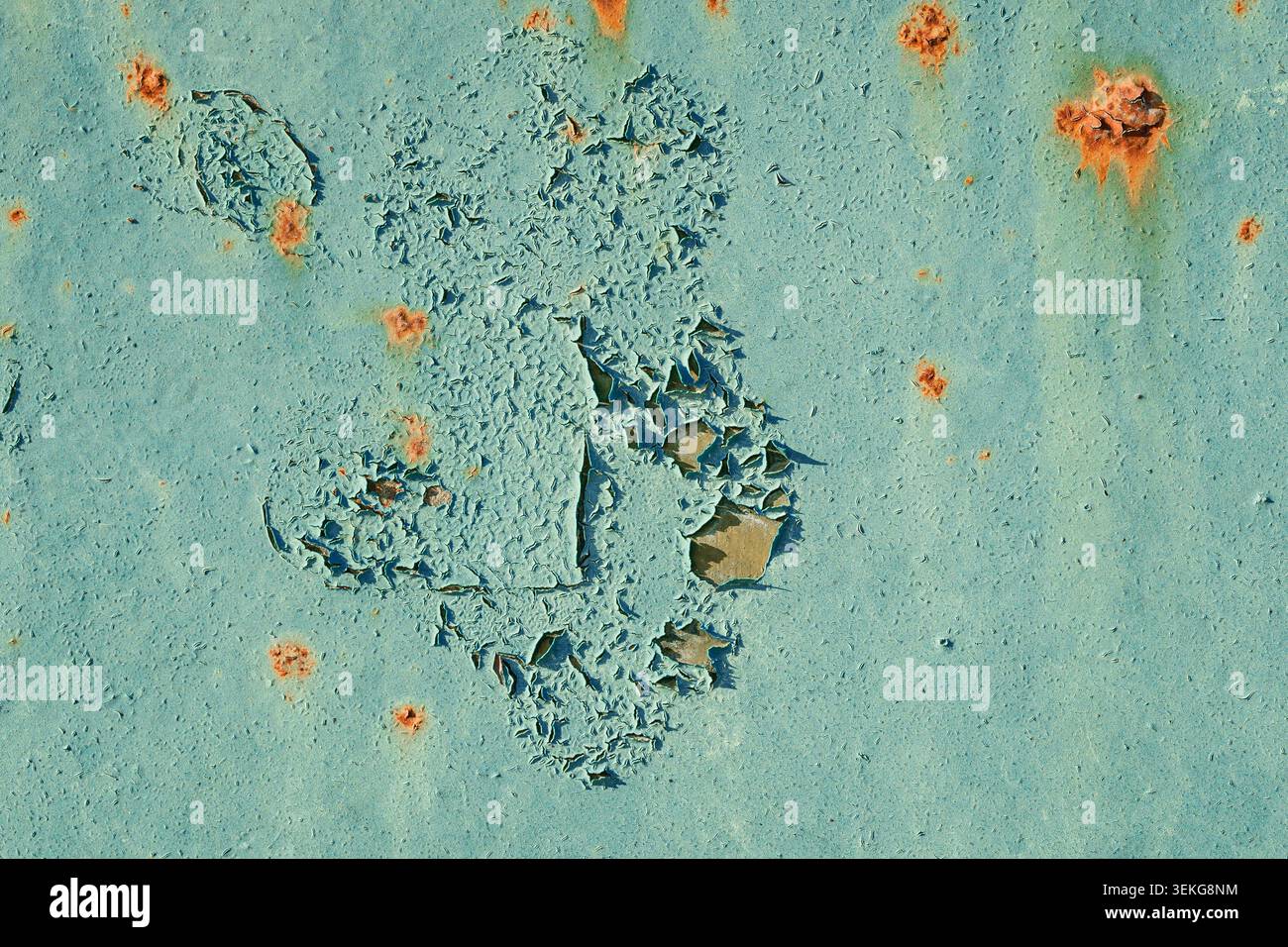 Forma astratta di spaccatura e rimozione della vernice azzurra su una vecchia superficie in acciaio con punti di ruggine sparsi. Texture estremamente dettagliata per design grunge. Foto Stock