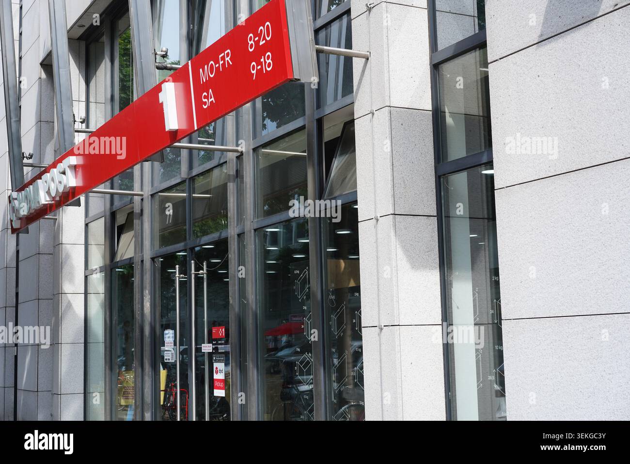Berlino, Germania. 2 giugno 2026: Vista esterna del servizio postale ucraino Nova Post Branch presso Charlottenstrasse 79-80 nel distretto Mitte. Foto Stock