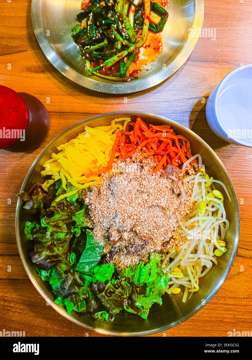 Bibimbap, insalata coreana piccante con recipiente per riso, bulgogi. Cibo tradizionale coreano Foto Stock