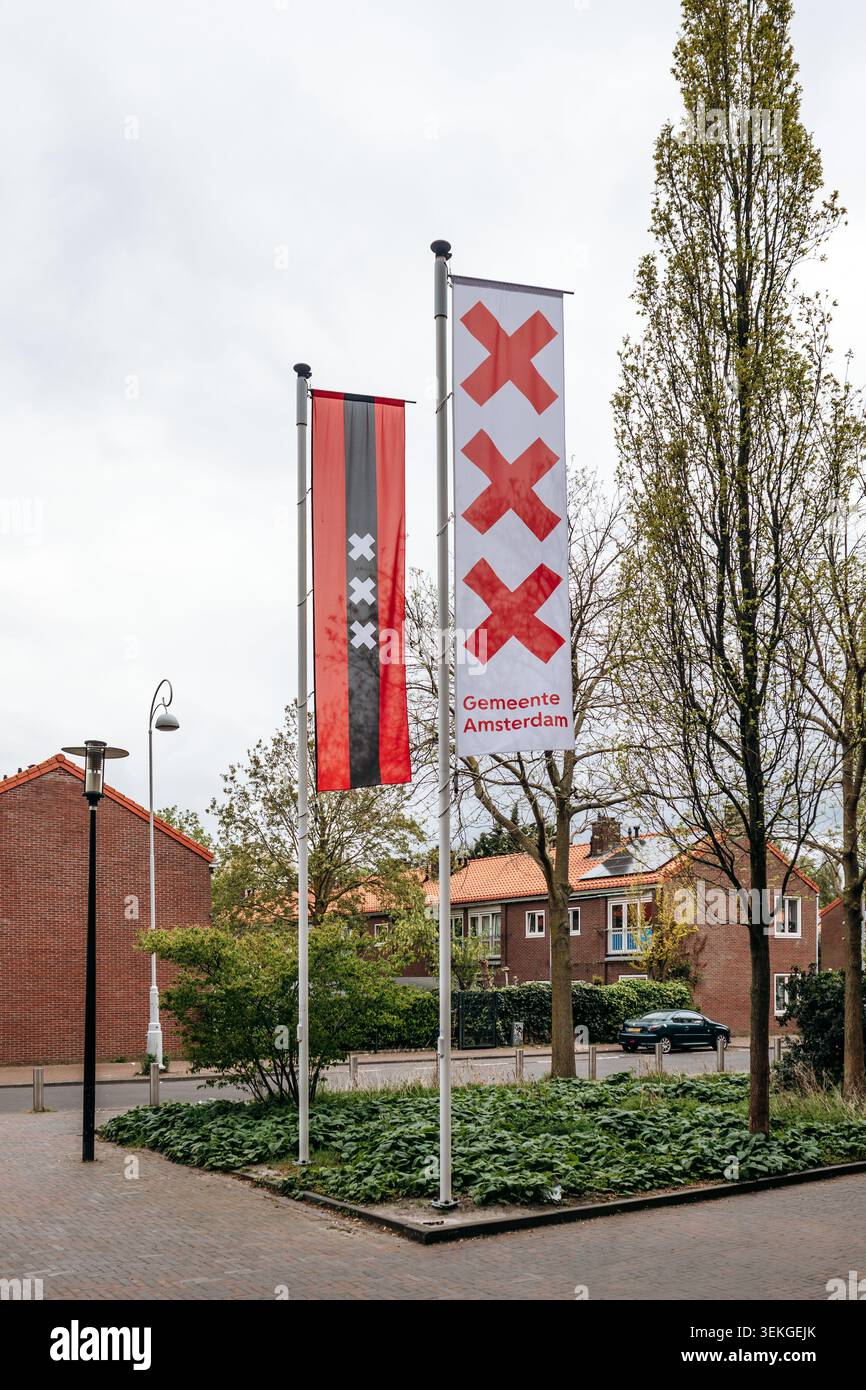 Amsterdam, Paesi Bassi - 19 aprile 2026: Bandiere municipali di Amsterdam con le iconiche tre croci di Sant'Andrea esposte in una residenza nei Foto Stock
