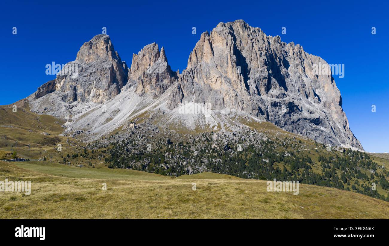 Catena montuosa delle Dolomiti langkofel sotto il cielo azzurro Foto Stock