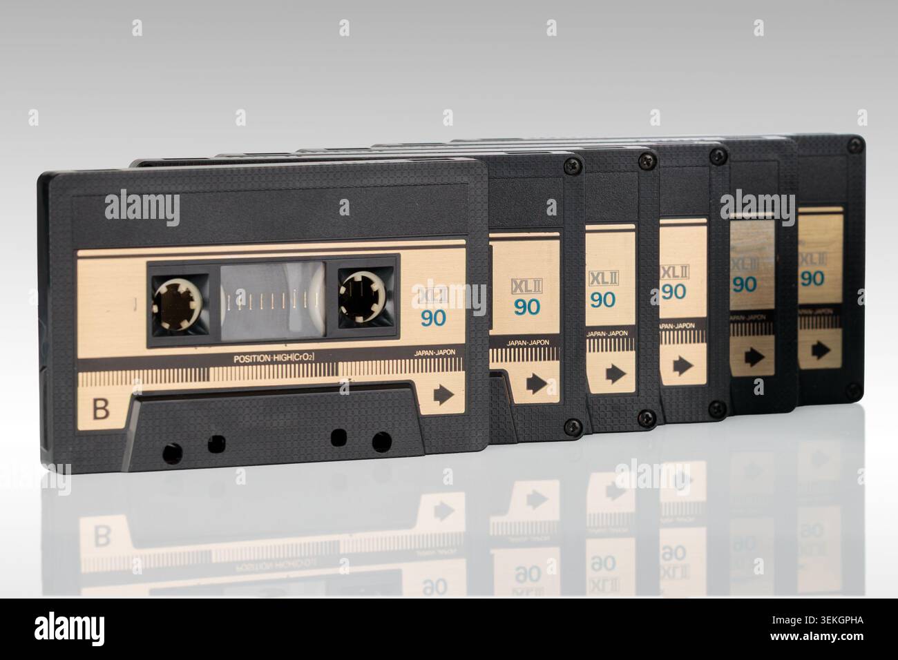 Fila di cassette audio vintage nero oro Foto Stock