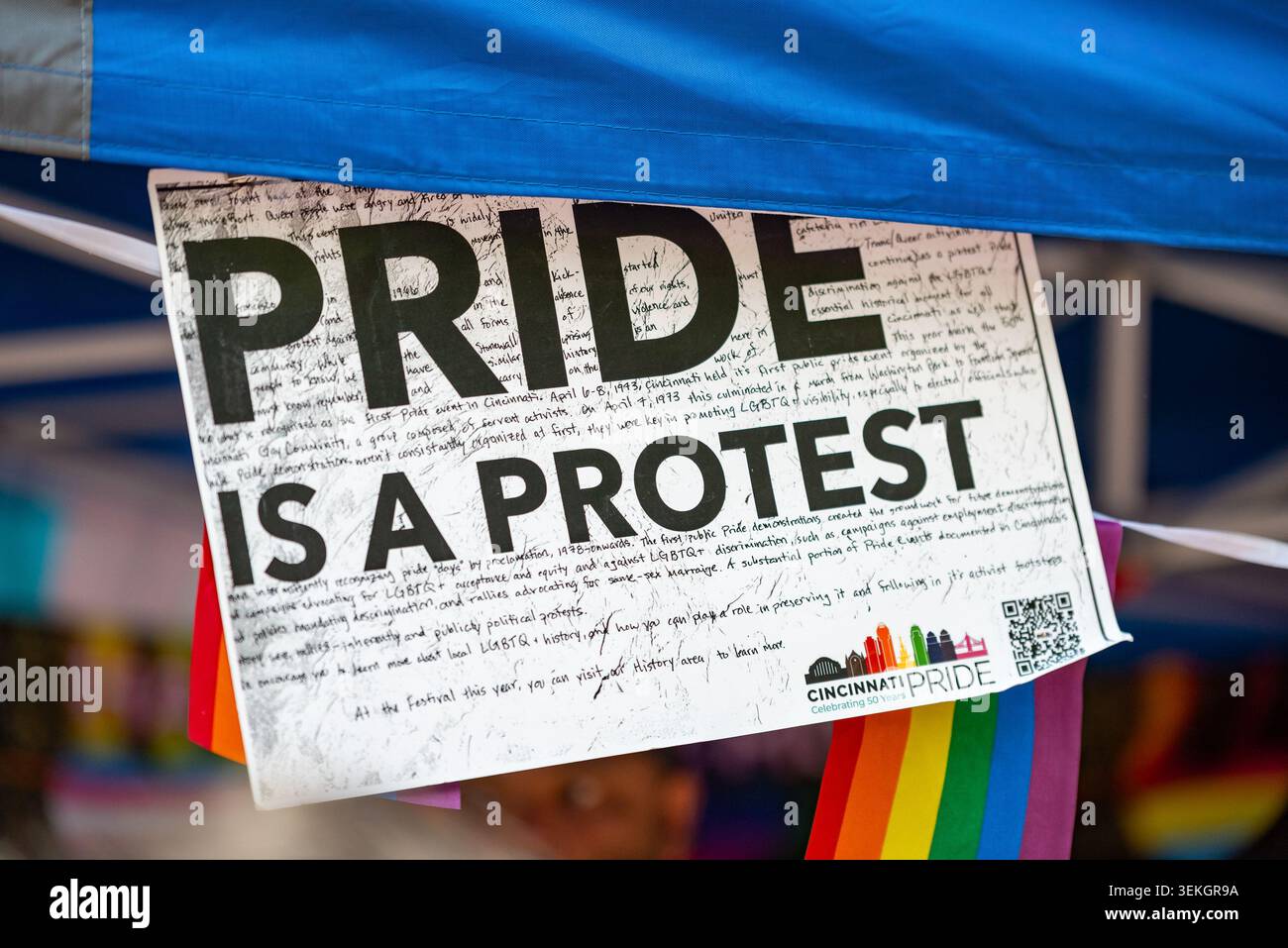 Un cartello stampato "Pride is a Protestation" esposto durante il Cincinnati Pride Festival del 2024 a Cincinnati, Ohio, USA Foto Stock