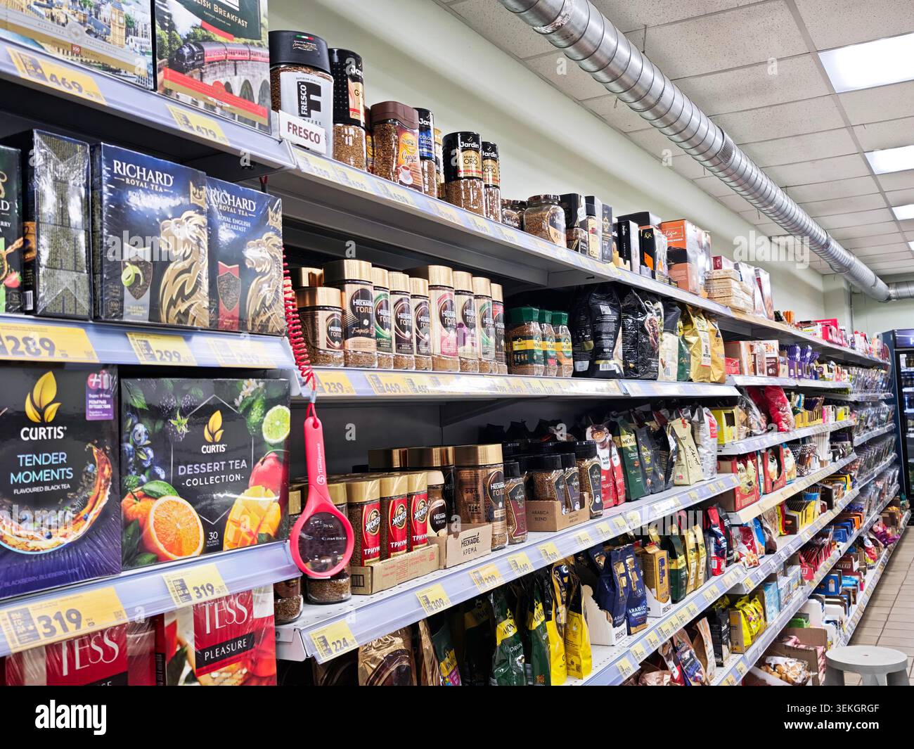 Kirov, Russia - 01 febbraio 2026: I clienti esplorano un corridoio di alimentari pieno di prodotti sugli scaffali, facendo scelte e acquistando articoli per tutti i giorni Foto Stock