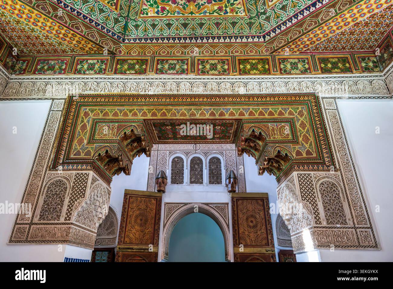 Elaborato arco della porta e soffitto nella sala del Consiglio del Palazzo Bahia nella Medina di Marrakech in Marocco, Nord Africa Foto Stock