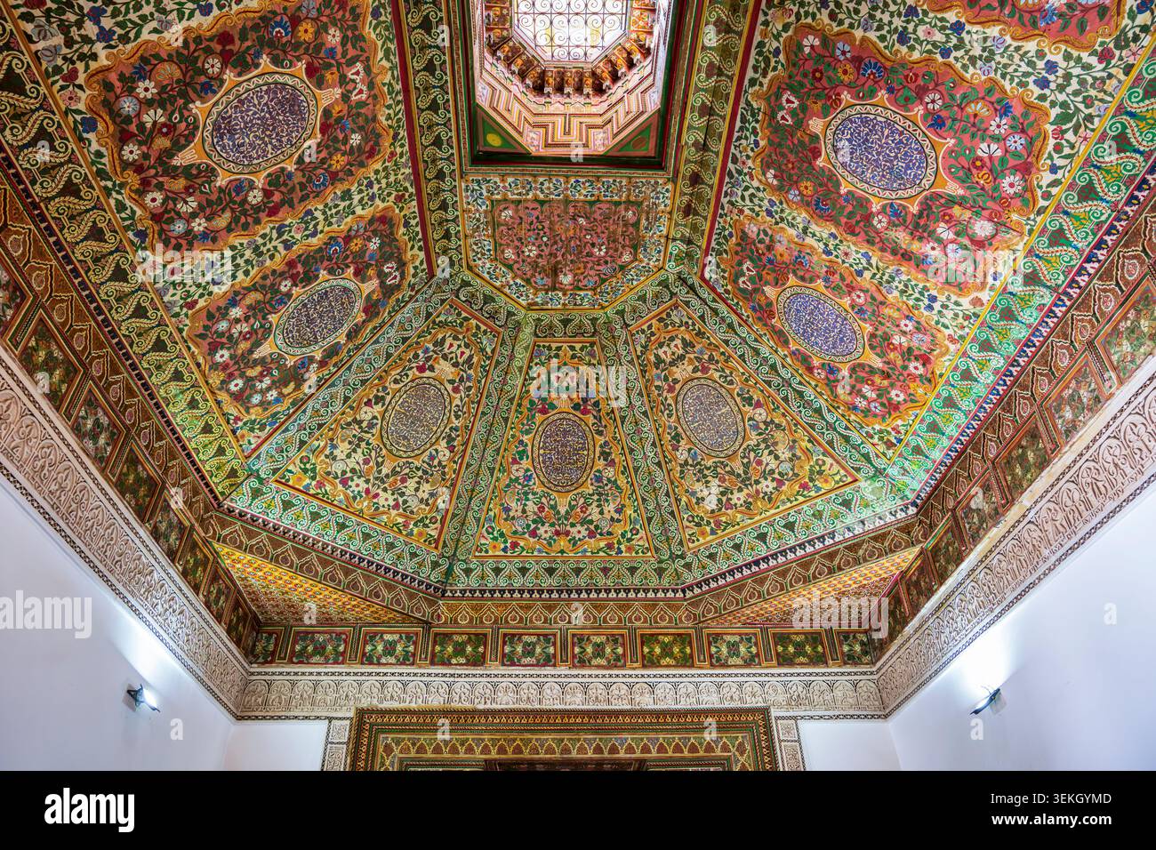 Elaborato arco della porta e soffitto nella sala del Consiglio del Palazzo Bahia nella Medina di Marrakech in Marocco, Nord Africa Foto Stock
