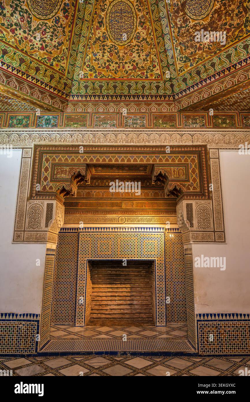 Camino decorato nei quartieri delle mogli del Palazzo Bahia nella Medina di Marrakech in Marocco, Nord Africa Foto Stock