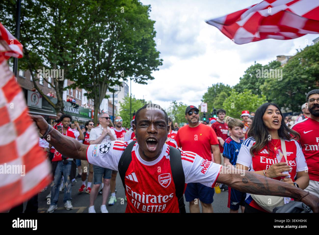 Londra, Regno Unito. 31 maggio 2026.folla estatica di migliaia. I tifosi dell'Arsenal FC fiancheggiano le strade del nord di Londra durante la parata ufficiale della vittoria degli autobus scoperti. Foto Stock