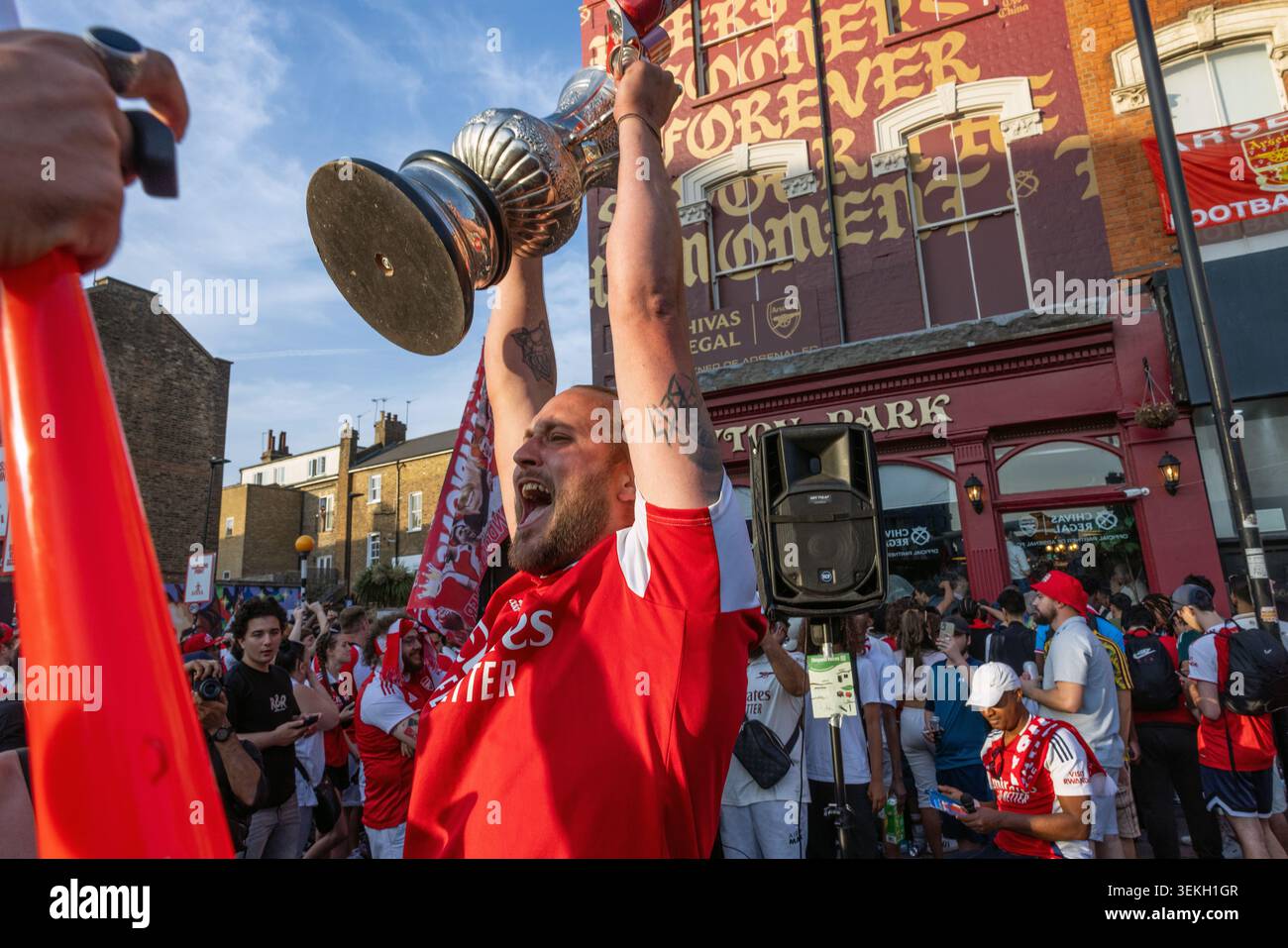 Londra, 31 maggio 2026 – i fan dell'Estatic Arsenal si mettono in valigia per le strade fuori dal pub Drayton Park Arms, sventolando un trofeo replica. Foto Stock