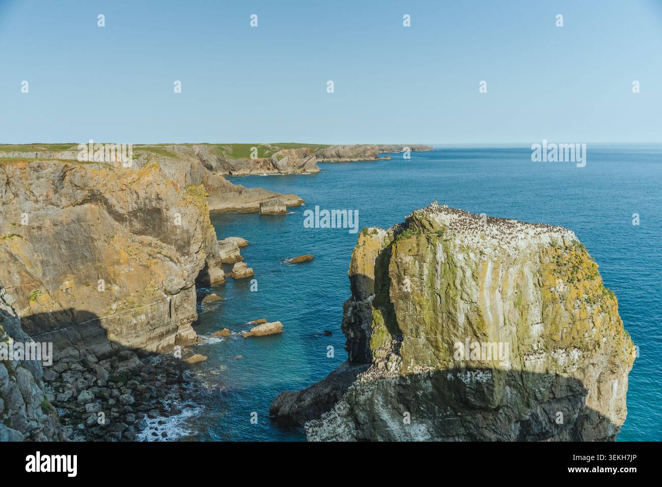 Vista panoramica delle scogliere rocciose e dell'Oceano Atlantico Foto Stock