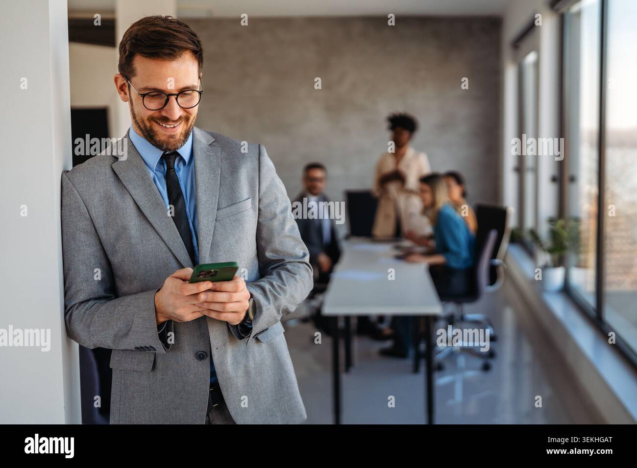 Avvocato di successo in una causa aziendale sorridendo con fiducia, rappresentando consulenza legale, esperienza legale Foto Stock