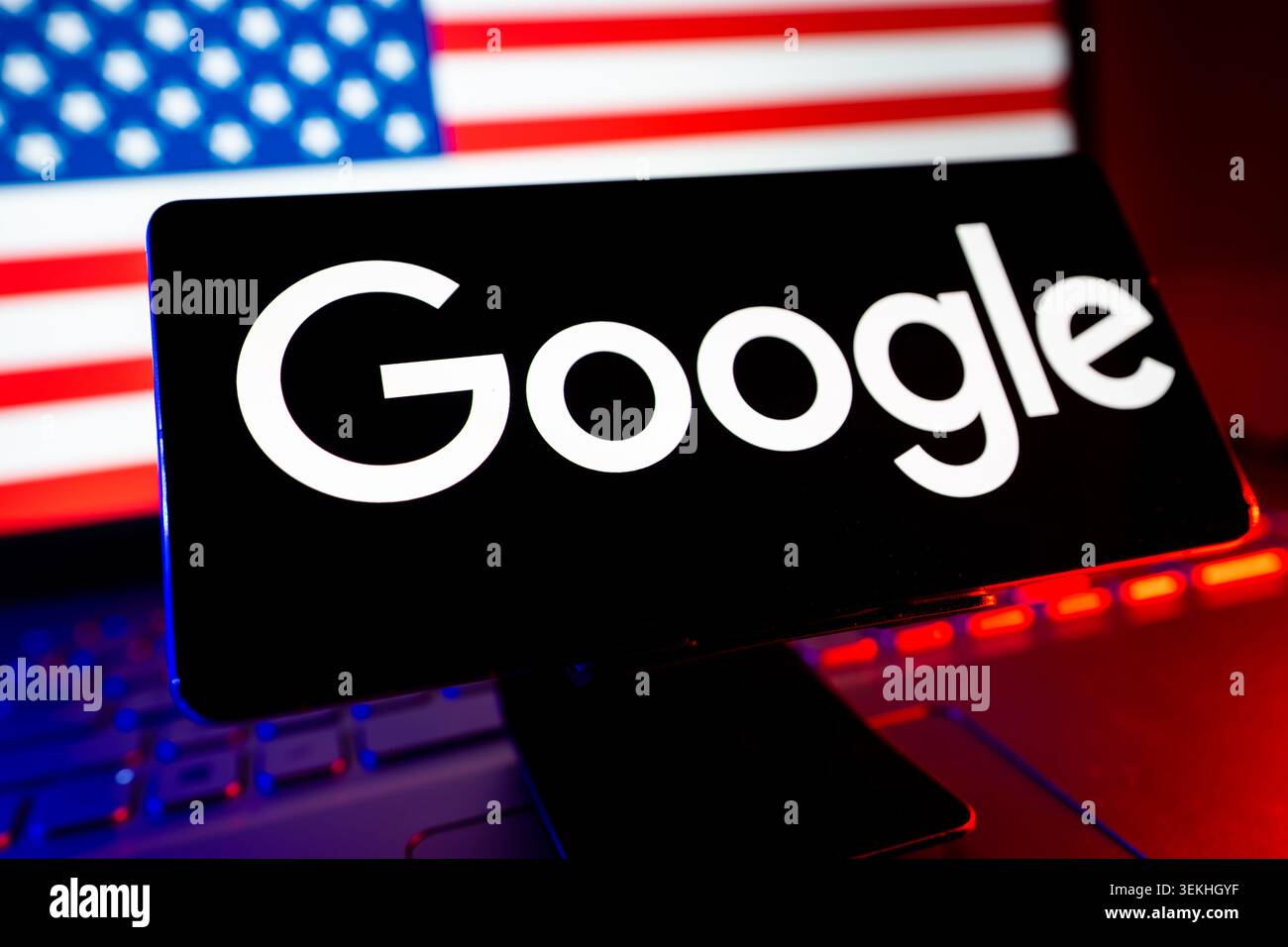 Google Alphabet Inc, azienda tecnologica globale dominante, nota per la pubblicità sui motori di ricerca ai e il cloud computing visualizzata sullo schermo del telefono cellulare Foto Stock
