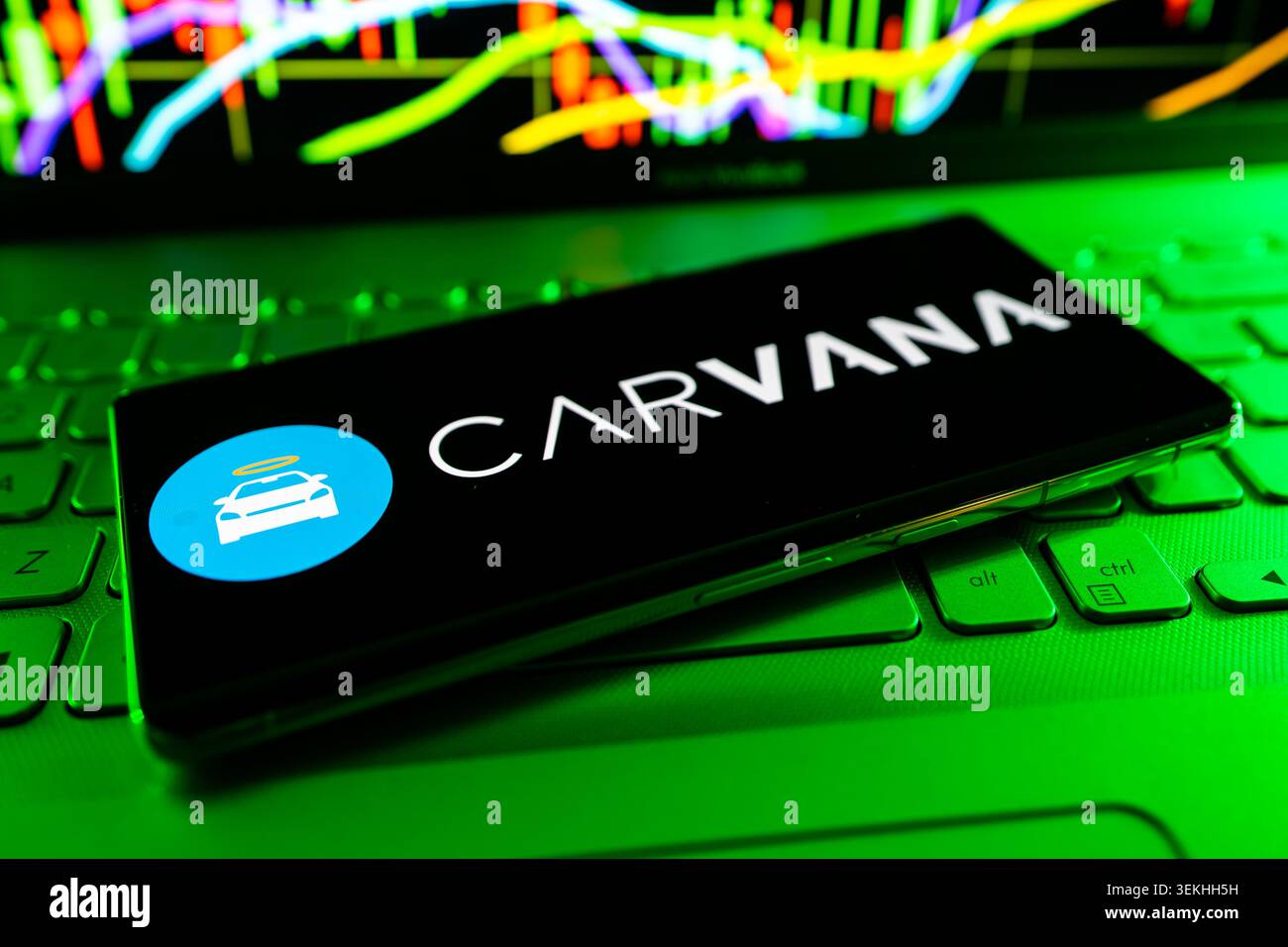Logo Carvana Corporate visualizzato sullo schermo Mobile con sfondo grafico finanziario delle scorte Foto Stock